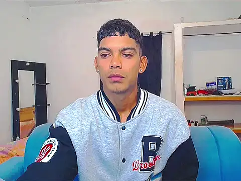 Snapshot of theMyke101 chatting on June 2, 8:22 pm theMyke101 online show from June 2, 8:22 pm