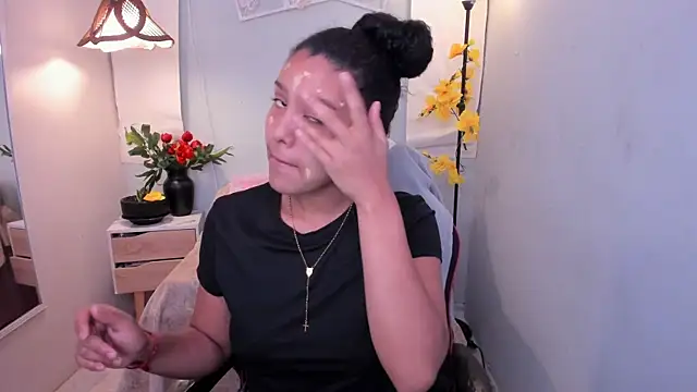 Snapshot of AriaVega chatting on June 18, 1:04 pm AriaVega online show from June 18, 1:04 pm
