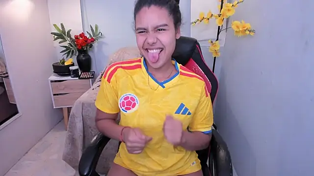 Snapshot of AriaVega chatting on June 23, 1:20 pm AriaVega online show from June 23, 1:20 pm