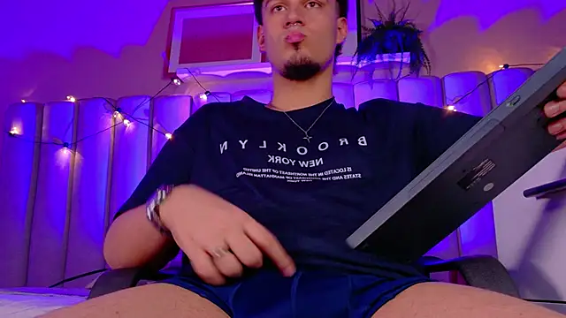 Snapshot of LiamThunder05_ chatting on November 14, 3:05 am LiamThunder05 online show from November 14, 3:05 am