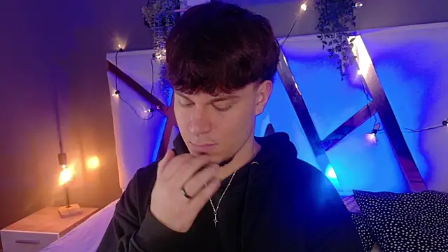 Snapshot of LiamThunder05_ chatting on November 19, 3:17 am LiamThunder05 online show from November 19, 3:17 am