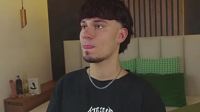 Snapshot of LiamThunder05_ chatting on December 2, 8:04 pm LiamThunder05 online show from December 2, 8:04 pm