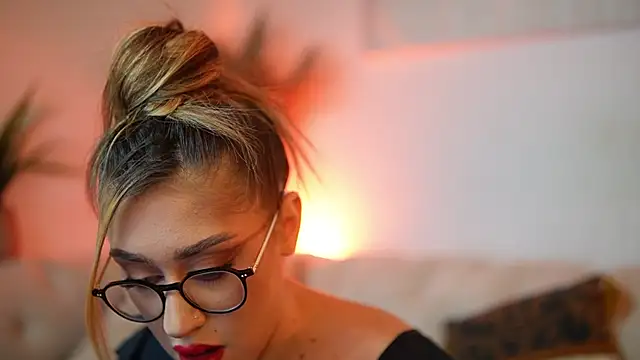 Snapshot of AileenKiss chatting on December 2, 8:04 pm AileenKiss online show from December 2, 8:04 pm