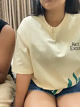 vickyandtania online show from March 22, 5:27 pm