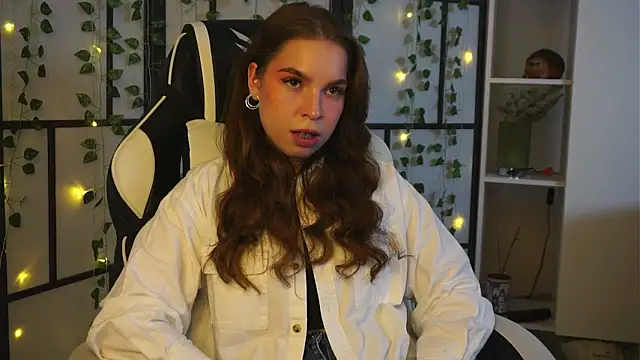 Snapshot of ToniaRoehr chatting on October 8, 5:32 pm ToniaRoehr online show from October 8, 5:32 pm