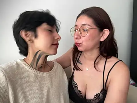 DaisyEmily online show from April 15, 3:41 pm