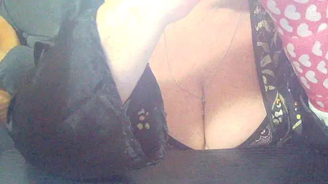 Snapshot of Playful_MILF_Demi chatting on November 11, 8:42 pm Playful MILF Demi online show from November 11, 8:42 pm