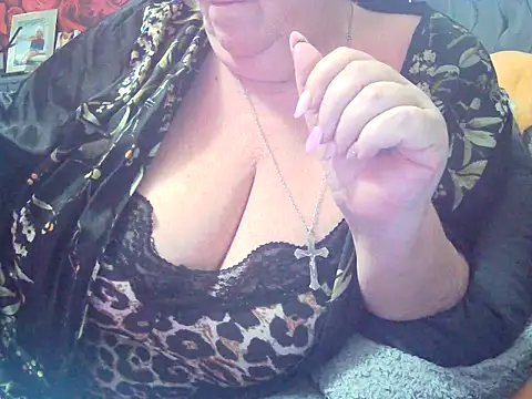 Snapshot of Playful_MILF_Demi chatting on December 5, 1:25 am Playful MILF Demi online show from December 5, 1:25 am