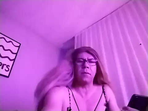 Snapshot of AdvisingRiffle chatting on December 14, 12:27 am AdvisingRiffle online show from December 14, 12:27 am