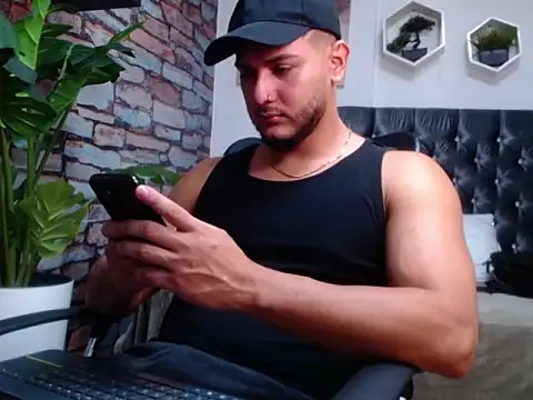 Snapshot of jasonshaw25 chatting on December 19, 8:05 pm jasonshaw25 online show from December 19, 8:05 pm