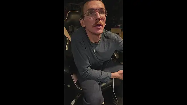 Snapshot of AverageMaleJay chatting on November 9, 2:43 am AverageMaleJay online show from November 9, 2:43 am