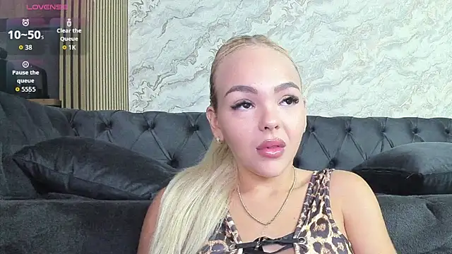 Snapshot of Daisy_Abby03 chatting on October 11, 5:28 am Daisy Abby03 online show from October 11, 5:28 am