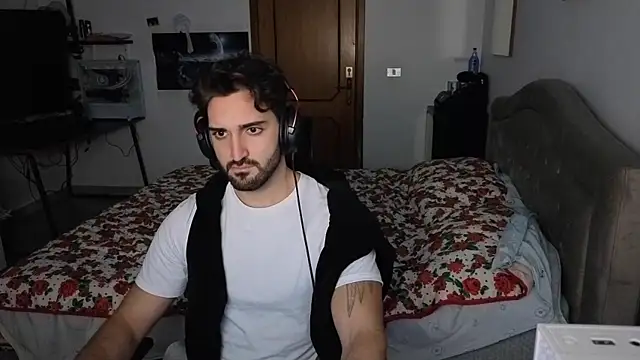 Snapshot of Al3xox02 chatting on January 12, 12:49 am Al3xox02 online show from January 12, 12:49 am