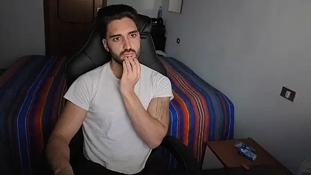 Al3xox02 online show from April 7, 6:08 pm