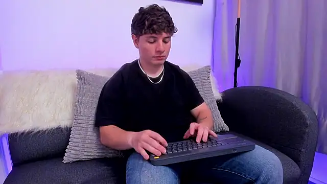 Leoo Miller online show from December 3, 3:58 am