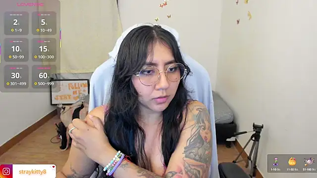 Snapshot of LoveLyy- chatting on October 7, 1:36 am LoveLyy- online show from October 7, 1:36 am