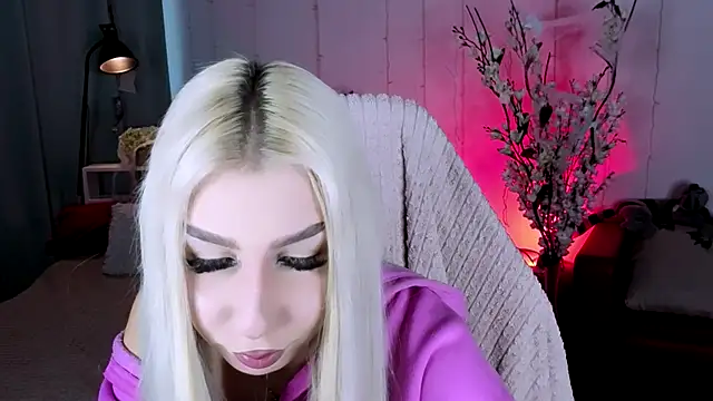Snapshot of EvelynnLuxe chatting on October 17, 1:57 pm EvelynnLuxe online show from October 17, 1:57 pm