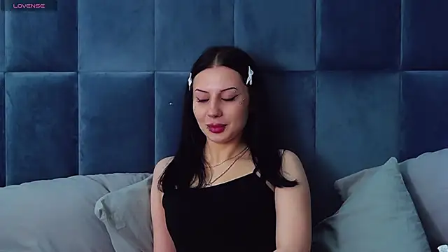 Snapshot of MaeAnna chatting on November 19, 4:23 am MaeAnna online show from November 19, 4:23 am