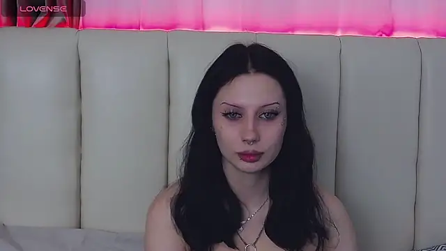 Snapshot of MaeAnna chatting on December 14, 1:27 pm MaeAnna online show from December 14, 1:27 pm