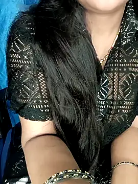 Snapshot of Rashmi_011 chatting on April 28, 1:15 am Rashmi 011 online show from April 28, 1:15 am