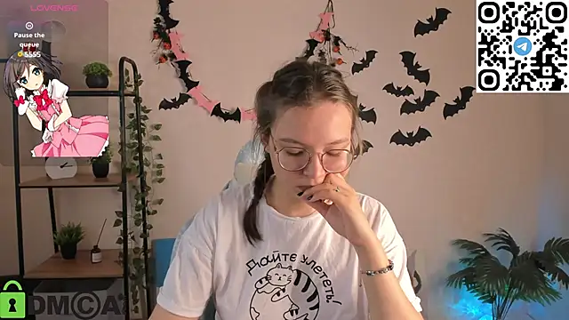 Nuura Moore online show from November 6, 1:17 am