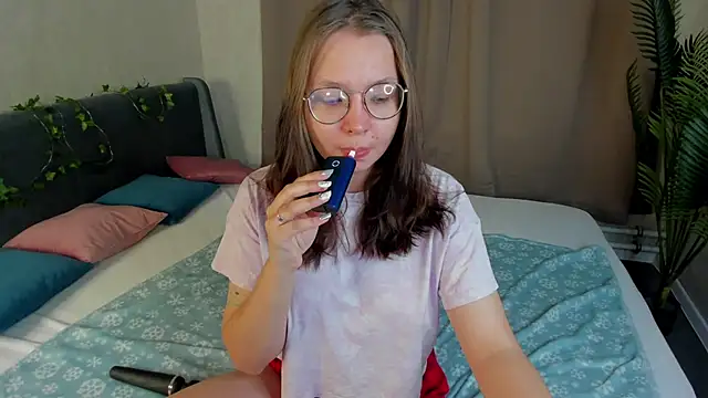 Nuura Moore online show from November 27, 1:29 am