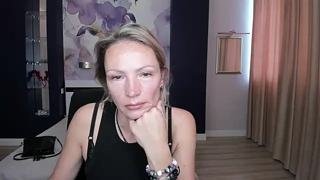 Snapshot of AlinaMoor chatting on October 6, 6:00 am AlinaMoor online show from October 6, 6:00 am