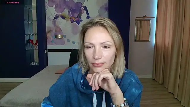 Snapshot of AlinaMoor chatting on October 7, 5:48 am AlinaMoor online show from October 7, 5:48 am