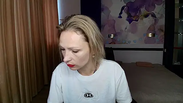 Snapshot of AlinaMoor chatting on October 18, 5:43 am AlinaMoor online show from October 18, 5:43 am