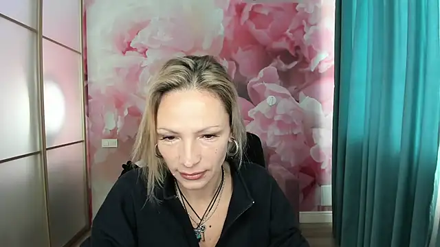 Snapshot of AlinaMoor chatting on October 21, 5:41 am AlinaMoor online show from October 21, 5:41 am