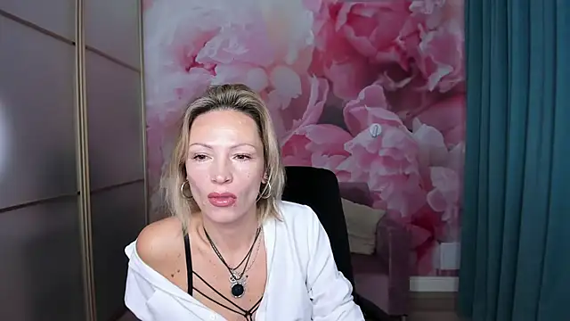 Snapshot of AlinaMoor chatting on October 24, 5:48 am AlinaMoor online show from October 24, 5:48 am