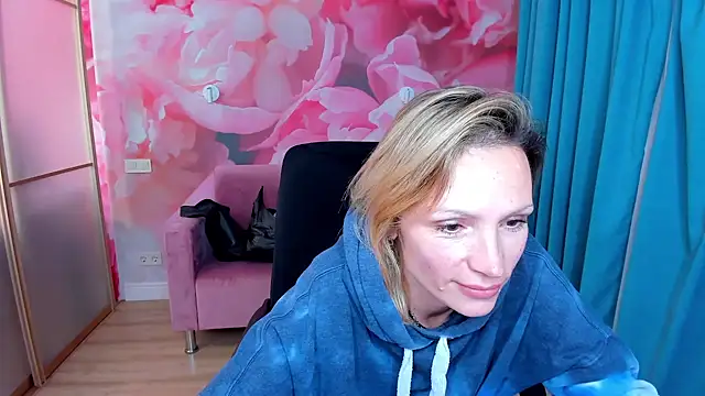 Snapshot of AlinaMoor chatting on November 26, 6:42 pm AlinaMoor online show from November 26, 6:42 pm