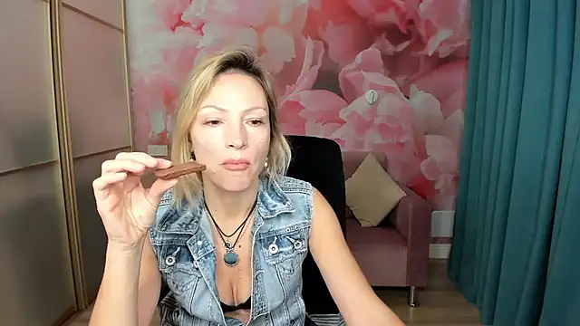 Snapshot of AlinaMoor chatting on December 1, 6:40 am AlinaMoor online show from December 1, 6:40 am