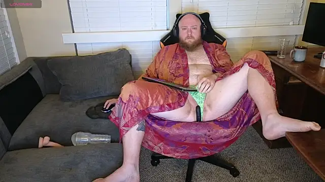 Snapshot of theballboy1 chatting on April 28, 10:20 am theballboy1 online show from April 28, 10:20 am