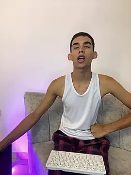 Snapshot of Paulosex12 chatting on June 21, 12:35 am Paulosex12 online show from June 21, 12:35 am