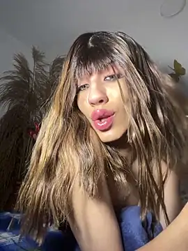 SiaraRealist online show from December 19, 1:01 am