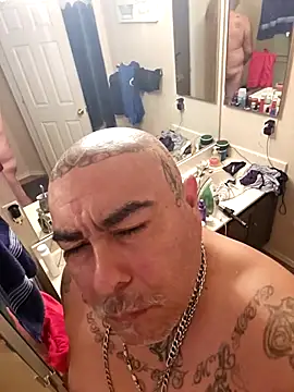 Snapshot of B1GLO chatting on November 22, 11:15 pm B1GLO online show from November 22, 11:15 pm