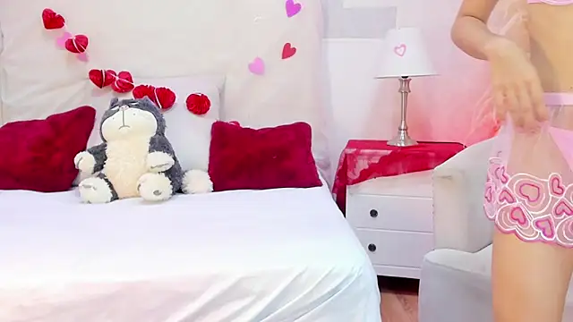 Sara Collinss  online show from February 14, 12:02 pm