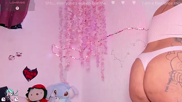 Snapshot of Emilycollei chatting on November 2, 4:09 pm Emilycollei online show from November 2, 4:09 pm