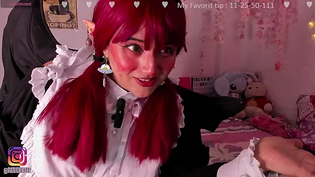 Snapshot of Emilycollei chatting on November 11, 3:17 am Emilycollei online show from November 11, 3:17 am