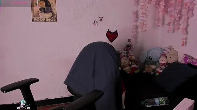 Snapshot of Emilycollei chatting on November 30, 9:13 am Emilycollei online show from November 30, 9:13 am