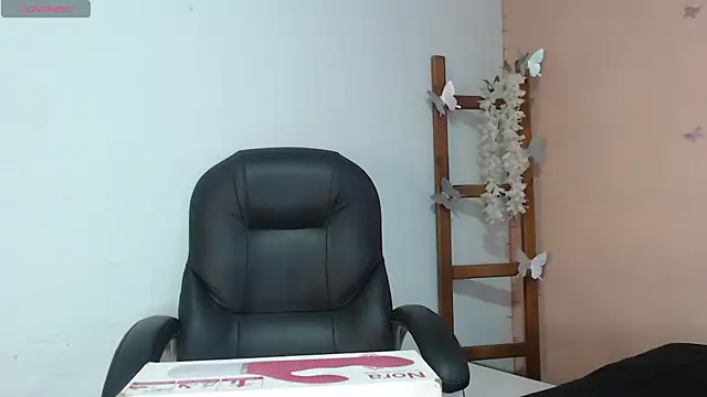 Snapshot of SweetRenata_ chatting on November 26, 11:22 am SweetRenata online show from November 26, 11:22 am