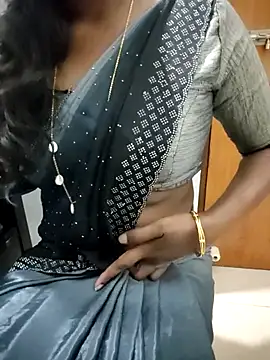 Snapshot of Tamilmallu-duskygirl03 chatting on January 13, 6:13 pm Tamilmallu-duskygirl03 online show from January 13, 6:13 pm