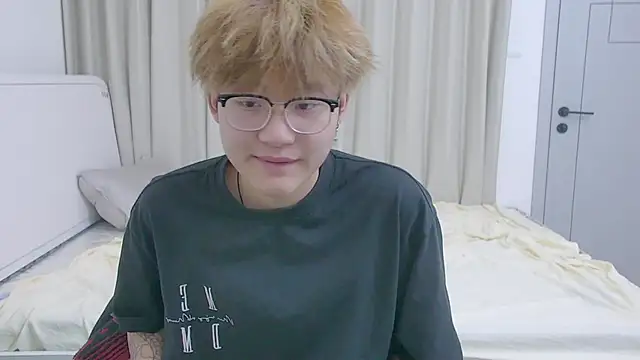 KK-cuteboy online show from April 4, 10:13 am