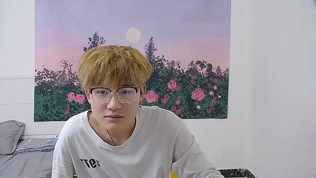 KK-cuteboy online show from April 12, 7:30 pm