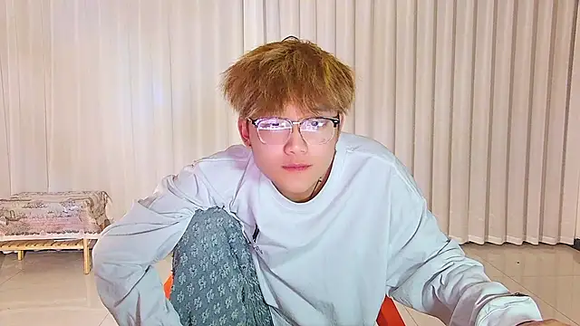 KK-cuteboy online show from April 14, 6:25 pm