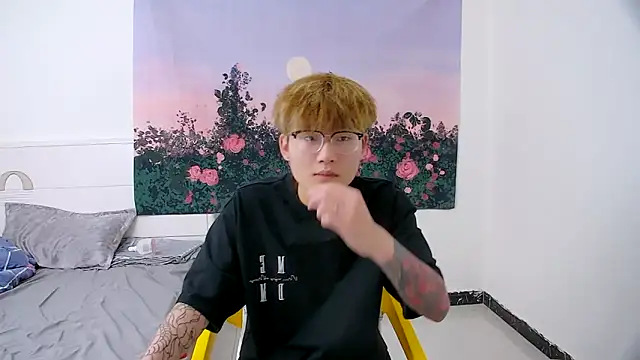 KK-cuteboy online show from April 15, 7:10 pm