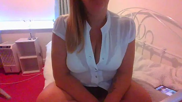 Snapshot of BbwGreenEyes69_ chatting on October 9, 8:01 am BbwGreenEyes69  online show from October 9, 8:01 am