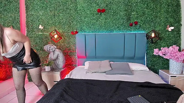 Kiaraa88 online show from June 12, 8:30 pm