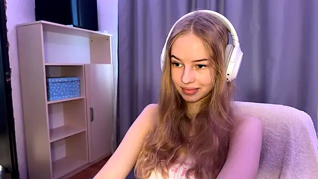 Snapshot of LunaCrave chatting on October 20, 9:54 am LunaCrave online show from October 20, 9:54 am